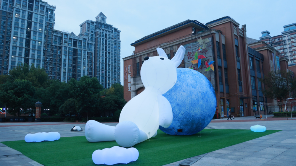 武漢驚現(xiàn)8米巨型玉兔！這個(gè)國(guó)慶，在八大家紅坊里邂逅萌趣月光